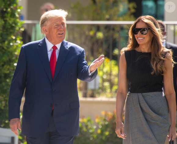 Ce dimanche 14 juillet, sa femme Melania s'est exprimée dans un communiqué de presse, alors qu'on sait ses relations avec Donald Trump très tendues.
Donald J. Trump et sa femme Melania Trump votent pour les élections de mi-mandat aux États-Unis à West Palm Beach, le 8 novembre 2022
