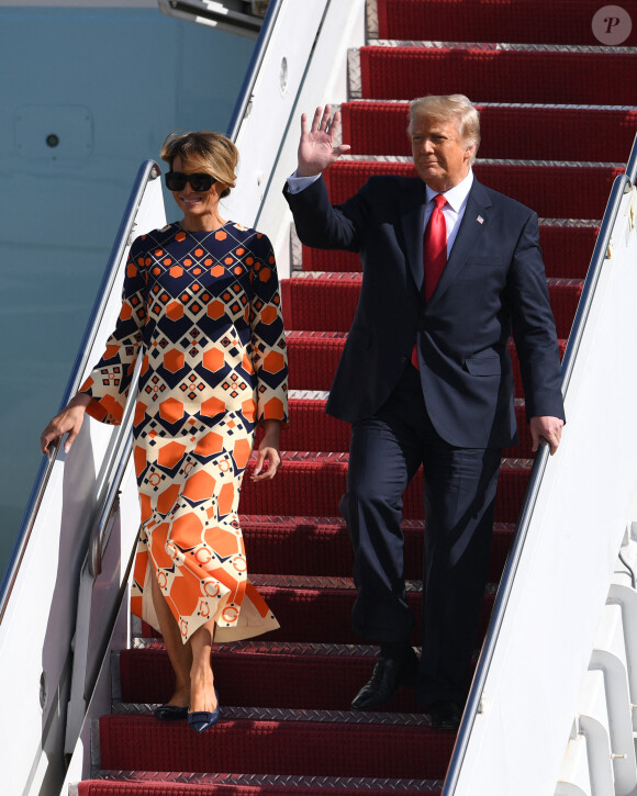 "Lorsque j'ai vu cette balle violente frapper mon mari, Donald, j'ai réalisé que ma vie et celle de Barron étaient au bord d'un changement dévastateur. Je suis reconnaissante aux courageux agents des services secrets et aux représentants des forces de l'ordre"
Donald Trump et sa femme Melania débarque de Air Force One à l'aéroport international de Palm Beach le 20 janvier 2021