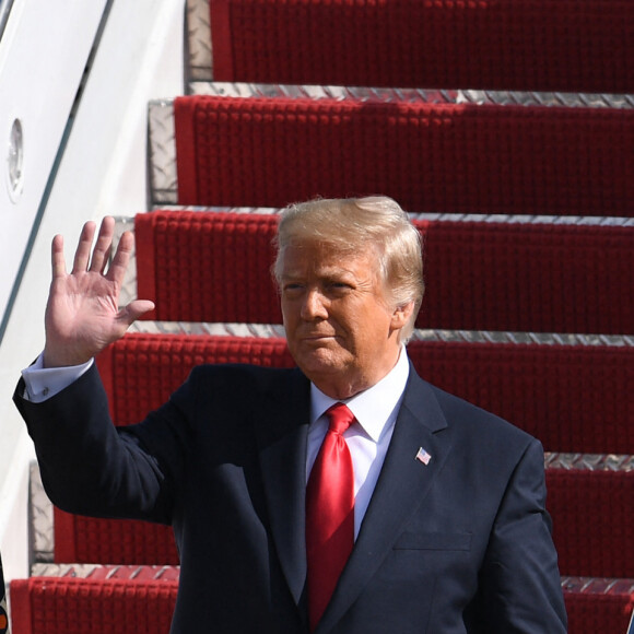 "Lorsque j'ai vu cette balle violente frapper mon mari, Donald, j'ai réalisé que ma vie et celle de Barron étaient au bord d'un changement dévastateur. Je suis reconnaissante aux courageux agents des services secrets et aux représentants des forces de l'ordre"
Donald Trump et sa femme Melania débarque de Air Force One à l'aéroport international de Palm Beach le 20 janvier 2021