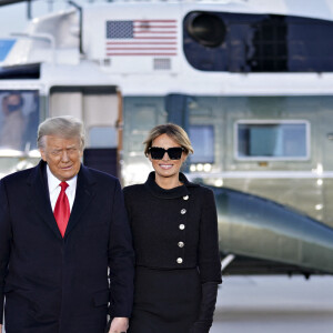 Donald Trump, accompagné de sa femme Melania, quitte la Maison Blanche à l'issue de son mandat de président des États-Unis à Washington, le 20 janvier 2021