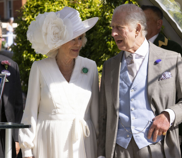 Ce qui n'était pas du goût du roi Charles III. Il souhaiterait passer plus de temps avec Archie et Lilibet, les enfants de Harry et Meghan, vivant désormais très loin de son palais de Buckingham.
Le roi Charles III d'Angleterre et Camilla Parker Bowles, reine consort d'Angleterre, lors de la présentation de la Gold Cup à Ascot, le 20 juin 2024. 