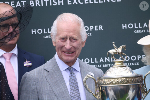 Car il s'est lancé dans le meme business qu'elle
Le roi Charles III d'Angleterre assiste au Lady Day du premier jour du Derby d'Epsom à Epsom Downs, Royaume Uni © Tim MerryMirrorPix/Bestimage