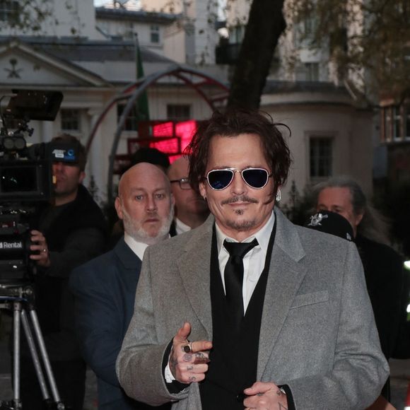 La jeune femme habite à Prague et y tient un salon de coiffure et de maquillage. Ce serait d'ailleurs là-bas que le couple se serait rencontré, pendant le 55e Festival international du film Karlovy Vary.
Johnny Depp à la première du film "Jeanne du Barry" à Londres