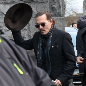 Johnny Depp arrive pour les funérailles du chanteur des Pogues, Shane MacGowan, à l'église St Mary's of the Rosary pour sa messe funéraire à Nenagh, Tipperary.