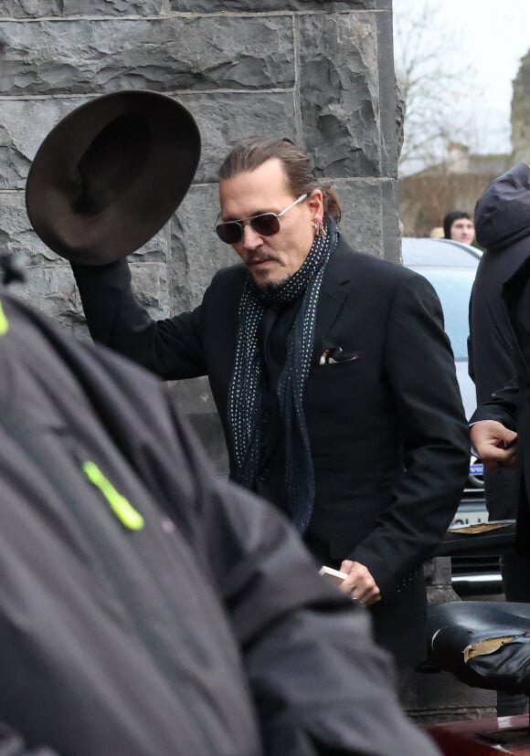 Johnny Depp arrive pour les funérailles du chanteur des Pogues, Shane MacGowan, à l'église St Mary's of the Rosary pour sa messe funéraire à Nenagh, Tipperary.