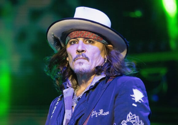 Johnny Depp se produit avec les Hollywood Vampires à l'O2 Arena de Londres lors de leur tournée au Royaume-Uni.