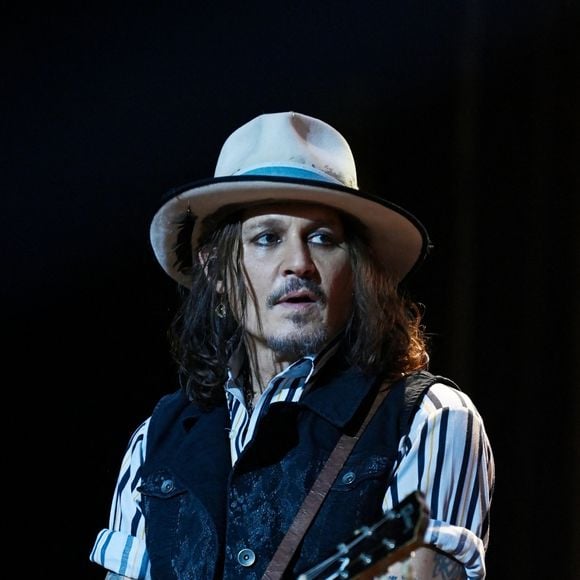 Johnny Depp se produit avec les Hollywood Vampires à l'O2 Arena de Londres lors de leur tournée au Royaume-Uni.