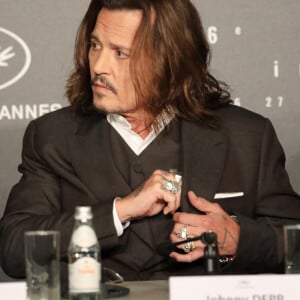 Johnny Depp lors de la conférence de presse du film "Jeanne du Barry" lors du 76ème Festival International du Film de Cannes, le 17 mai 2023