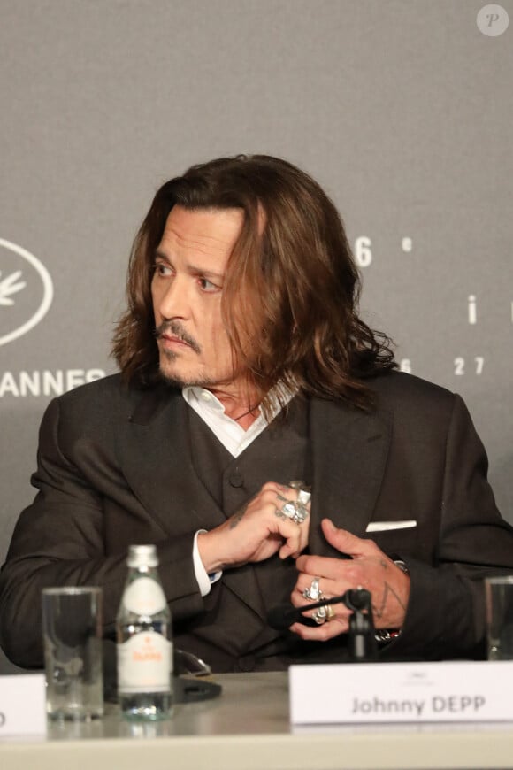 Johnny Depp lors de la conférence de presse du film "Jeanne du Barry" lors du 76ème Festival International du Film de Cannes, le 17 mai 2023