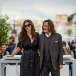 La réalisatrice Maïwenn et Johnny Depp au photocall de "Jeanne du Barry" lors du 76ème Festival International du Film de Cannes, le 17 mai 2023