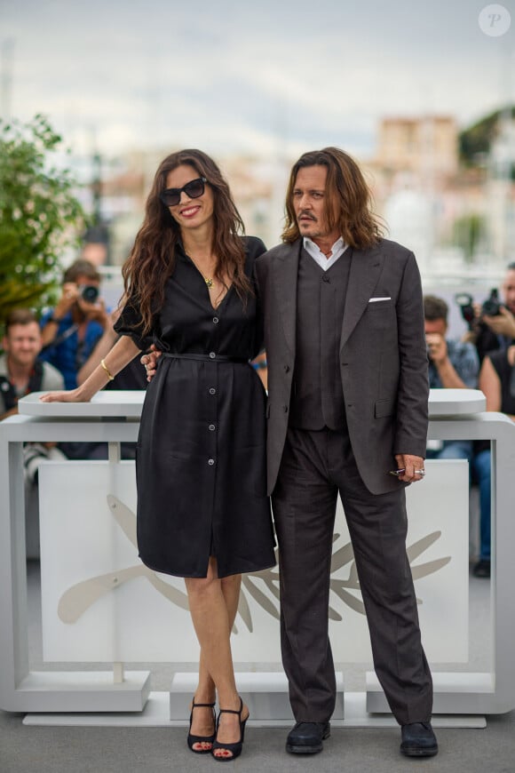 La réalisatrice Maïwenn et Johnny Depp au photocall de "Jeanne du Barry" lors du 76ème Festival International du Film de Cannes, le 17 mai 2023