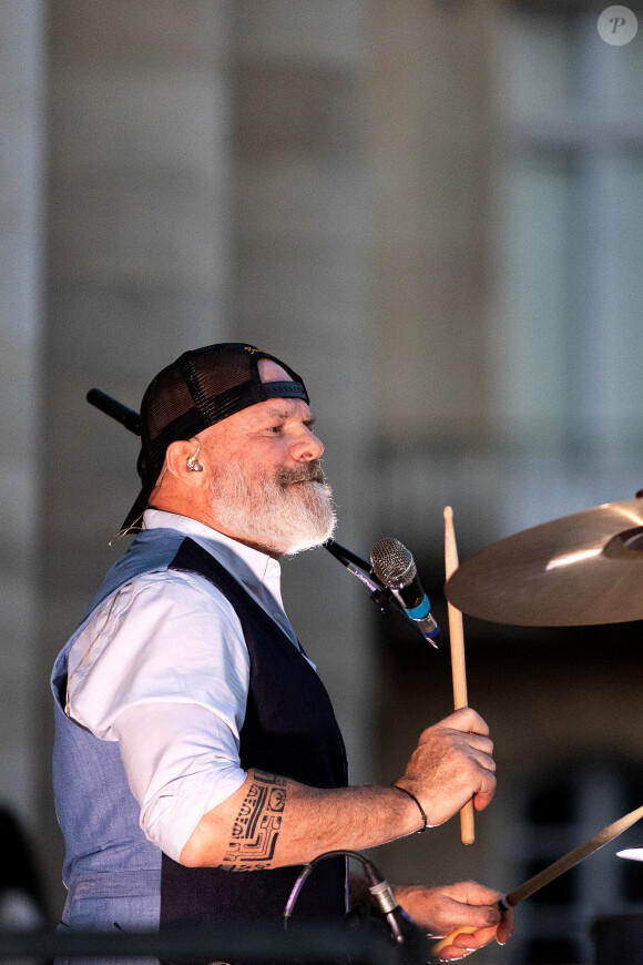 Tout de même, des participants se disent satisfaits : un couple a doublé sa fréquentation.
Le grand chef et animateur TV Philippe Etchebest est egalement leader et batteur d'un groupe de rock, "Chef and the Gang", il a organisé pour la fete de la musique un concert devant un de ses restaurants, " Le Quatrieme Mur", qu'il dirige dans le batiment de l'Opera de Bordeaux, le 21 Juin 2024. Patrick Bernard-Thierry David/ Bestimage