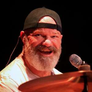 Exclusif - C'est pour l'ouverture du "Festival des fous rires de Bordeaux" que le presentateur tv Alex Jaffrey en compagnie du chef cuisinier Philippe Etchebest et de son groupe de rock "Chef and the Gang" presentent un spectacle musical et humoristique. Le celebre chef a chanté lui-meme plusieurs standards des années 70 à nos jours, le 19 Mars 2023. Patrick Bernard-Fabien Cottereau/BESTIMAGE