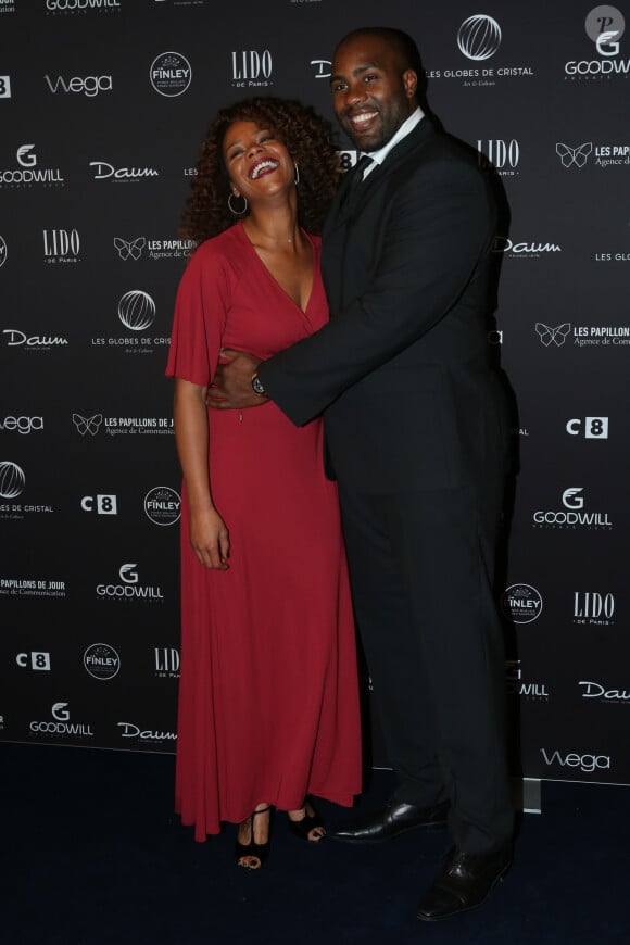 "Elle m'aide à préserver mon sommeil, veille sur ma nutrition, organise la vie de famille", ajoute le judoka
 
Teddy Riner et sa compagne Luthna Plocus au photocall de la 11ème cérémonie des Globes de Cristal au Lido à Paris le 30 janvier 2017. © CVS / Bestimage