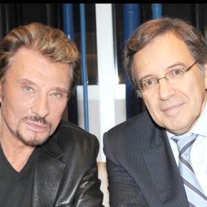 Johnny Hallyday et Nonce Paolini alors que le chanteur vient présenter son ultime tournée sur le plateau du JT de 20 heures de TF1