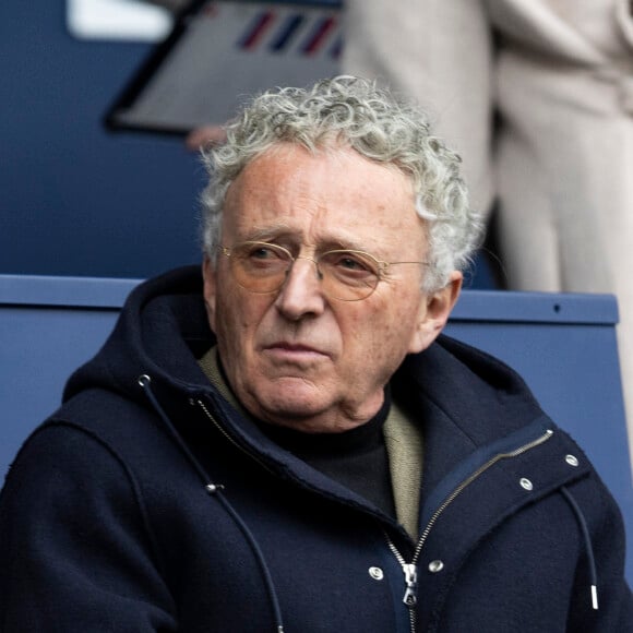 Nelson Monfort dans les tribunes du match de football en ligue 1 Uber Eats PSG / Reims au Parc des Princes à Paris le 10 mars 2024