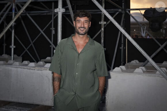 À la tête du restaurant "Gamins des sables", situé à Arcachon, le jeune papa a de quoi être fier. 
Exclusif - Jeremy Frerot - Backstage lors de l'enregistrement de l'émission "La fête de la Musique" à Reims le 21 juin et diffusée le 22 juin à 21h10 sur France 2 et sur France.tv. © Jack Tribeca / Jeremy Melloul / Bestimage 