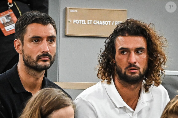 Jérémy Frérot et son frère Lucas Frérot - Les célébrités en tribune lors des internationaux de France de Roland Garros à Paris le 23 mai 2022.