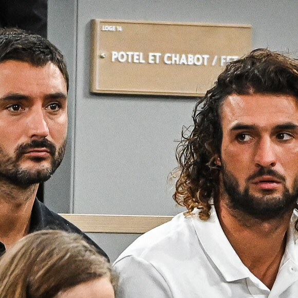 Jérémy Frérot et son frère Lucas Frérot - Les célébrités en tribune lors des internationaux de France de Roland Garros à Paris le 23 mai 2022.