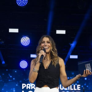 Laury Thilleman lors du concert de la Place de la République en marge de l'émission "Paris Accueille La Flamme", à Paris le 15 juillet 2024
