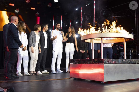 A moins de deux semaines des JO, un grand concert a été donné sur la Place de la République
Amélie Oudéa-Castéra, Tony Estanguet, Laury Thilleman, Pierre Rabadan et Nikola Karabatic lors du concert de la Place de la République en marge de l'émission "Paris Accueille La Flamme", à Paris