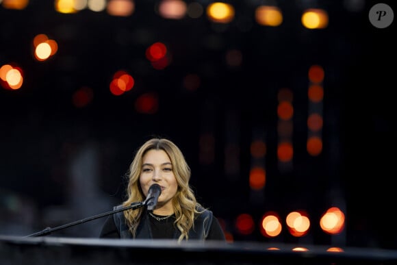 Santa a interprété son titre "Popcorn salé" au piano dans un moment hors du temps. 
Santa lors du concert de la Place de la République en marge de l'émission "Paris Accueille La Flamme", à Paris le 15 juillet 2024