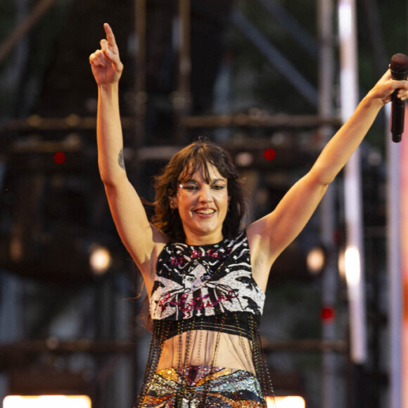 La chanteuse Jain a performé plusieurs titres, au grand bonheur de ses fans
Jain lors du concert de la Place de la République en marge de l'émission "Paris Accueille La Flamme", à Paris le 15 juillet 2024