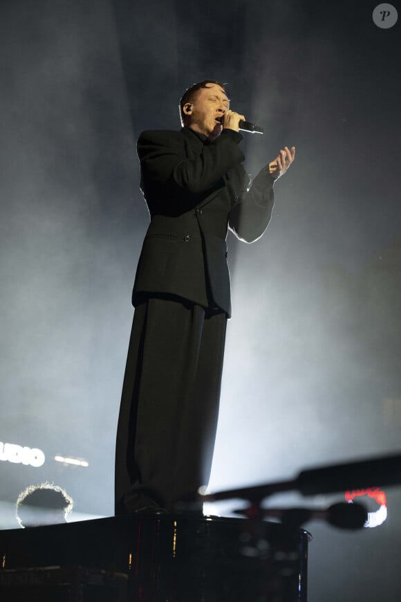 Eddy De Pretto lors du concert de la Place de la République en marge de l'émission "Paris Accueille La Flamme", à Paris le 15 juillet 2024