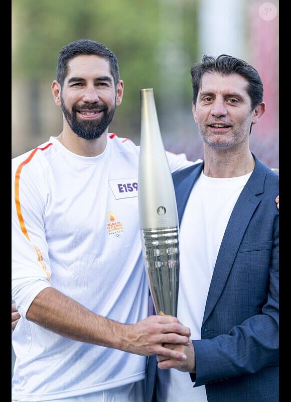 Nikola Karabatic et Pierre Rabadan lors du concert de la Place de la République en marge de l'émission "Paris Accueille La Flamme", à Paris le 15 juillet 2024