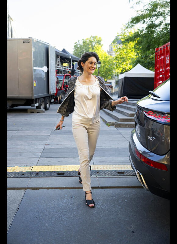 Amélie Oudéa-Castéra lors du concert de la Place de la République en marge de l'émission "Paris Accueille La Flamme", à Paris le 15 juillet 2024