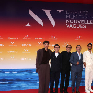 Vassili Schneider, Julien de Saint-Jean, Matthieu Delaporte, Patrick Mille, Pierre Niney, Julie de Bona et Alexandre de la Patellière, le 21 juin 2024, au théatre de la Gare du Midi à Biarritz, pour l'avant-première du film "Le Comte de Monte-Cristo".