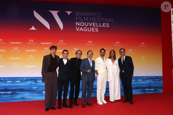 Vassili Schneider, Julien de Saint-Jean, Matthieu Delaporte, Patrick Mille, Pierre Niney, Julie de Bona et Alexandre de la Patellière, le 21 juin 2024, au théatre de la Gare du Midi à Biarritz, pour l'avant-première du film "Le Comte de Monte-Cristo".