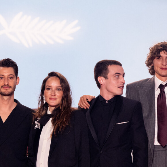 Patrick Mille, Pierre Niney, Anaïs Demoustier (enceinte), Julien De Saint-Jean, Vassili Schneider, Matthieu Delaporte, Marie Narbonne - Descente des marches du film " Le comte de Monte-Cristo " lors du 77ème Festival International du Film de Cannes, au Palais des Festivals à Cannes. Le 22 mai 2024 © Jacovides-Moreau / Bestimage 