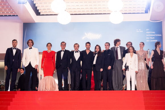 Laurent Lafitte, Dimitri Rassam, Julie De Bona, Alexandre de La Patellière, Patrick Mille, Pierre Niney, Anaïs Demoustier (enceinte), Julien De Saint-Jean, Vassili Schneider, Matthieu Delaporte, Marie Narbonne, Adèle Simphal, Anamaria Vartolomei - Descente des marches du film " Le comte de Monte-Cristo " lors du 77ème Festival International du Film de Cannes, au Palais des Festivals à Cannes. Le 22 mai 2024 © Jacovides-Moreau / Bestimage 