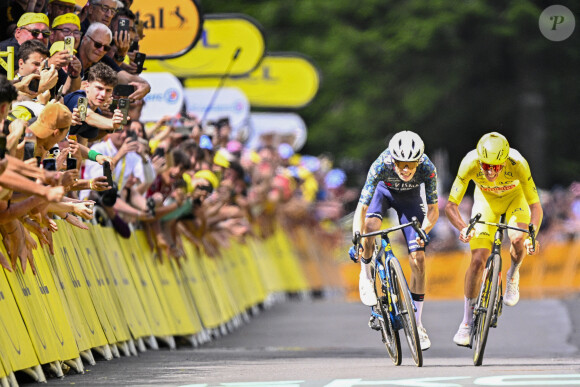 Le Danois Jonas Vingegaard de l'équipe Visma-Lease a Bike célèbre sa victoire lors de la 11e étape du Tour de France 2024, entre Evaux-les-Bains et Le Lioran, en France (211 km), le mercredi 10 juillet 2024. La 111e édition du Tour de France débutera le samedi 29 juin et se terminera à Nice, le 19 juillet. ABACAPRESS.COM