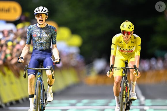 Le Danois Jonas Vingegaard de l'équipe Visma-Lease a Bike célèbre sa victoire sur la ligne d'arrivée de la 11e étape du Tour de France cycliste 2024, entre Evaux-les-Bains et Le Lioran, France (211 km), le mercredi 10 juillet 2024. La 111e édition du Tour de France débutera le samedi 29 juin et s'achèvera à Nice, en France, le 21 juillet. Photo par ABACAPRESS.COM