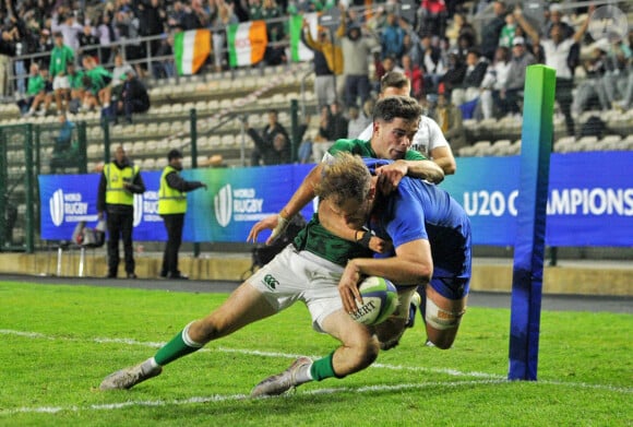 Oscar Jégou marque un essai dans le coin malgré l'effort de James Nicholson (Irlande) lors de la finale du Championnat du monde de rugby des moins de 20 ans 2023 entre l'Irlande et la France à l'Athlone Stadium au Cap, en Afrique du Sud, le 14 juillet 2023.