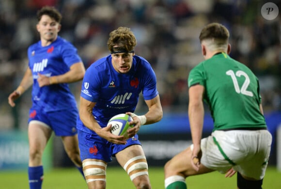 Oscar Jégou se heurte à l'Irlandais John Devine lors de la finale du Championnat du monde de rugby des moins de 20 ans 2023 entre l'Irlande et la France au stade Athlone du Cap, en Afrique du Sud, le 14 juillet 2023.