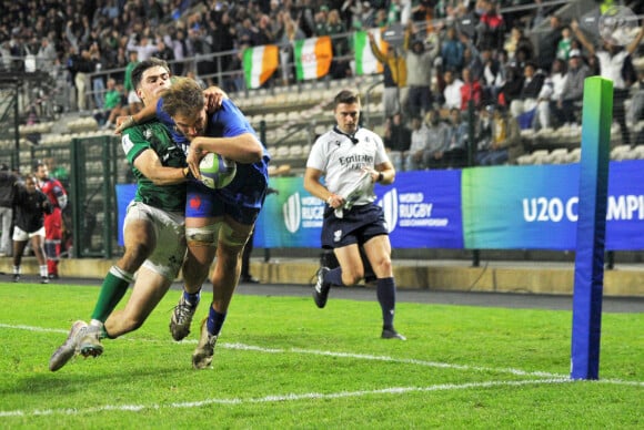 Oscar Jégou se heurte à l'Irlandais John Devine lors de la finale du Championnat du monde de rugby des moins de 20 ans 2023 entre l'Irlande et la France au stade Athlone du Cap, en Afrique du Sud, le 14 juillet 2023.