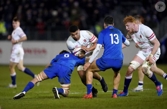 L'Anglais Tristan Woodman est plaqué par les Français Oscar Jégou et Nicolas Depoortere lors du match des Six Nations des moins de 20 ans au Recreation Ground de Bath. Nick Potts/PA Wire.