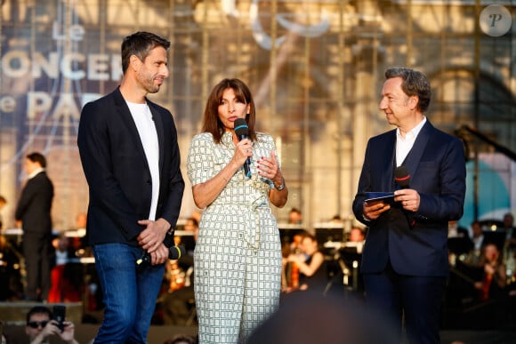 Tony Estanguet, Anne Hidalgo, Stéphane Bern - "Concert de Paris" sur le parvis de l'hôtel de ville de Paris retransmis en direct sur France 2 et sur France Inter, Paris le 14 juillet 2024. © Christophe Clovis - Pierre Perusseau / Bestimage