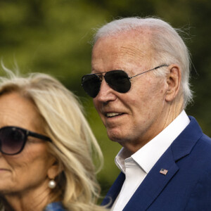 Joe Biden et sa femme Jill débarquent de l'hélicoptère Marine One sur la pelouse de la Maison Blanche à Washington DC. 