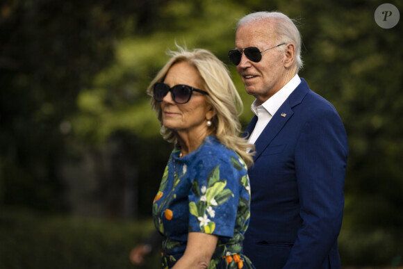 Joe Biden et sa femme Jill débarquent de l'hélicoptère Marine One sur la pelouse de la Maison Blanche à Washington DC. 