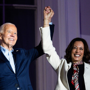 Si la personne qui le remplacera n'est pas encore connue, Joe Biden a d'ores et déjà apporté son soutien à sa vice-président Kamala Harris
Joe Biden et Kamala Harris célèbrent la fête nationale du 4 juillet à la Maison Blanche. Washington DC, le 4 juillet 2024. 