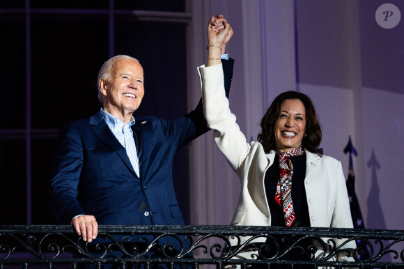 Si la personne qui le remplacera n'est pas encore connue, Joe Biden a d'ores et déjà apporté son soutien à sa vice-président Kamala Harris
Joe Biden et Kamala Harris célèbrent la fête nationale du 4 juillet à la Maison Blanche. Washington DC, le 4 juillet 2024. 