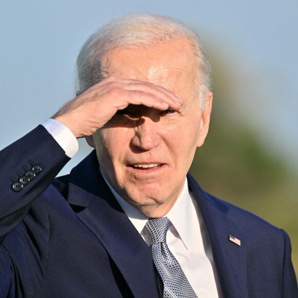 Joe Biden, président des Etats-Unis - Sommet du G7 en Italie : Les chefs d'état et de gouvernement assistent à une prestation de parachutistes après une réunion du G7 en Italie le 13 juin 2024. © Felice De Martino/IPA via ZUMA Press / Bestimage 