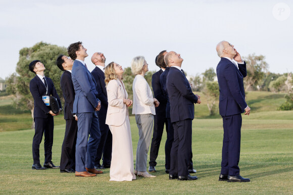 Charles Michel, Rishi Sunak, Justin Trudeau, Ursula von der Leyen, Emmanuel Macron, Joe biden, Giorgia Meloni, Olaf Scholz - Sommet du G7 en Italie : Les chefs d'état et de gouvernement assistent à une prestation de parachutistes après une réunion du G7 en Italie le 13 juin 2024. © La Presse / Panoramic / Bestimage 