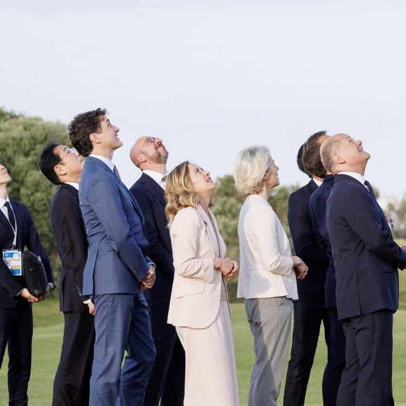 Charles Michel, Rishi Sunak, Justin Trudeau, Ursula von der Leyen, Emmanuel Macron, Joe biden, Giorgia Meloni, Olaf Scholz - Sommet du G7 en Italie : Les chefs d'état et de gouvernement assistent à une prestation de parachutistes après une réunion du G7 en Italie le 13 juin 2024. © La Presse / Panoramic / Bestimage 