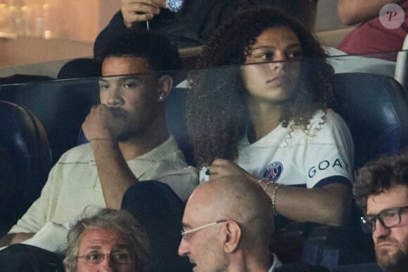 Warren Zaïre Emery et Océane Toussaint - Célébrités dans les tribunes du match de Ligue 1 Uber Eats "PSG-Toulouse" (1-3) au Parc des Princes à Paris le 12 mai 2024. © Cyril Moreau/Bestimage