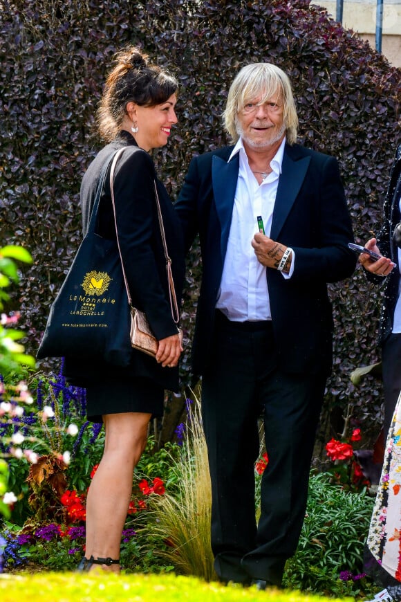 Le chanteur Renaud (Renaud Séchan) et sa compagne Cerise (de son vrai prénom Christine) - Mariage d'Hugues Aufray et de Murielle Mégevand à la mairie de Marly-Le Roy, France, le 2 septembre 2023.